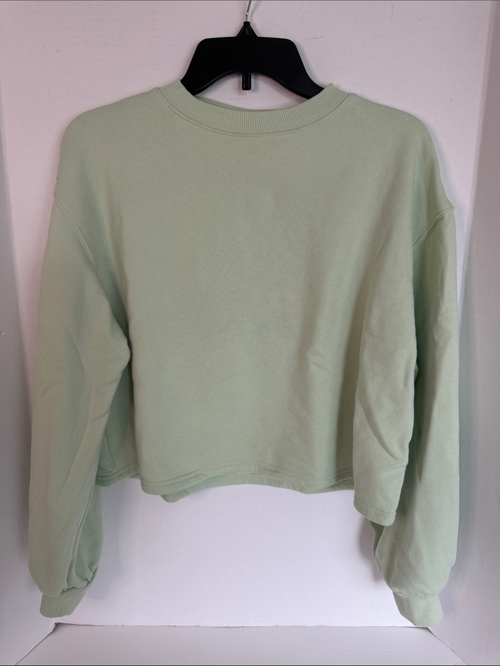 Universal Threads NWOT Women's Sage Green Longsleeve crop crewneck size small